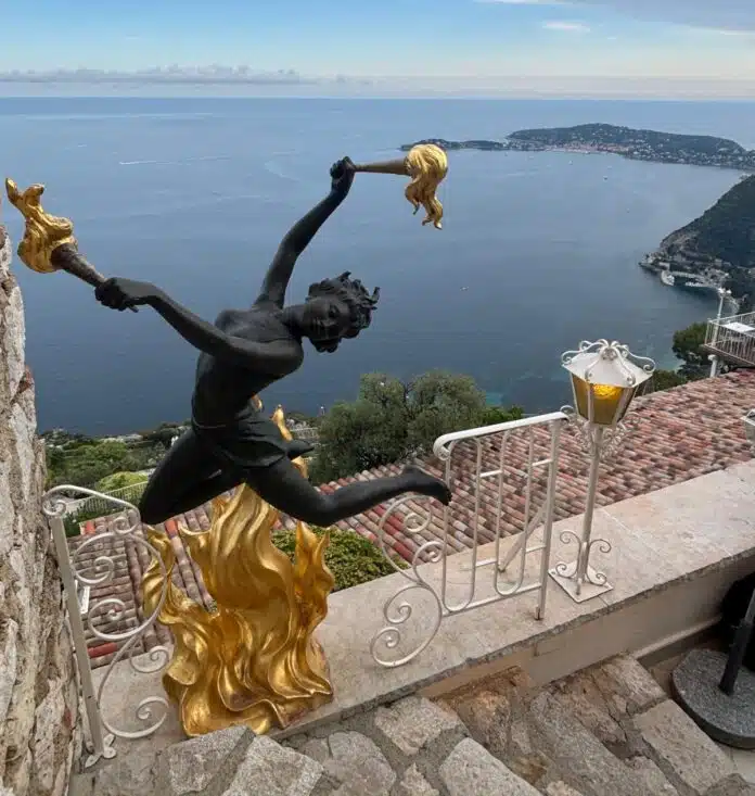 Vue panoramique sur la Côte d’Azur depuis La Chèvre d’Or à Èze
